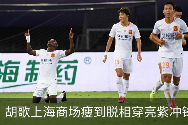胡歌上海商场瘦到脱相穿亮紫冲锋衣，网友：这是去徒步还是走秀？
